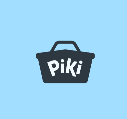 하늘색 배경에 짙은 회색 장바구니 아이콘과 흰색 'Piki' 글자가 그려진 PiKi 로고